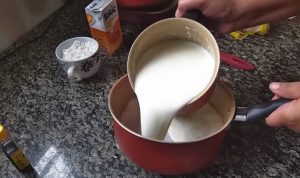 passo 01 Pavê Simples de Biscoito de Maizena