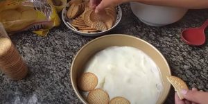 passo 03 Pavê Simples de Biscoito de Maizena