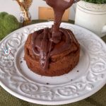 BOLO DE CHOCOLATE RÁPIDO E COM POUCOS INGREDIENTES