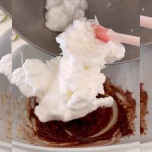 BOLO DE CHOCOLATE SIMPLES E RÁPIDO