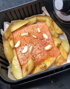 Receita de como fazer Salmão com batata rustica na airfryer