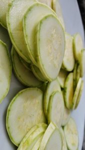 aprenda a fazer chips de abobrinha na airfryer