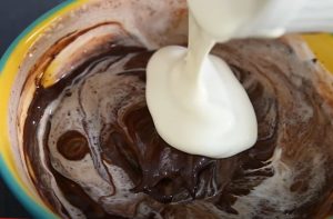 Coloque em tacinhas ou copinhos e leve à geladeira por mais ou menos 1 hora ou até que esteja firme.