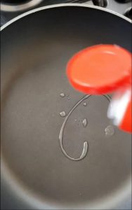 fazendo panqueca de banana