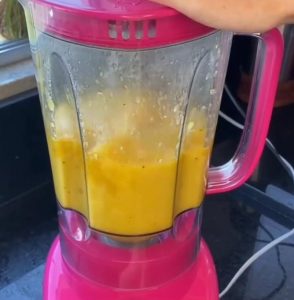 CALDO DE FRANGO COM MANDIOCA CASEIRO