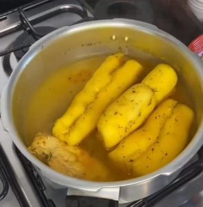 CALDO DE FRANGO COM MANDIOCA GOSTOSO